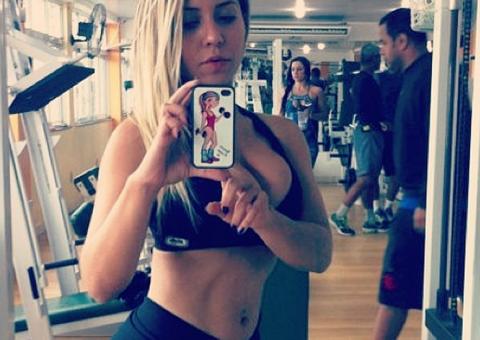 Mulher Melão abre mão da lipoaspiração e vai à academia "tentar ficar gostosa"