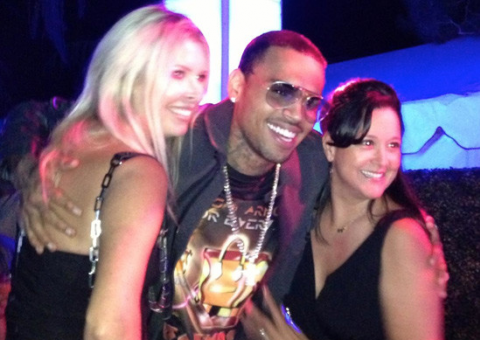  Com liberdade condicional revogada, Chris Brown curte festa na Mansão Playboy