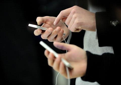 Cientistas descobrem como recarregar o celular usando urina