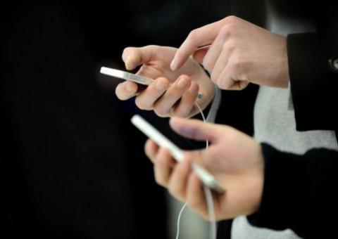  Cientistas descobrem como recarregar o celular usando urina