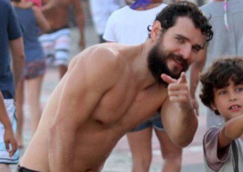 Barbudo, Daniel de Oliveira se diverte na praia e mostra boa forma