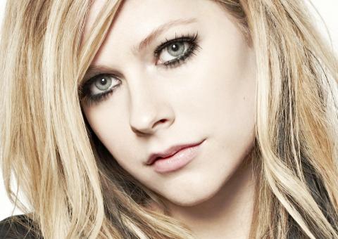 Escute a nova música de Avril Lavigne, "Rock n' Roll"