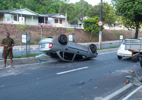 Carro bate em caminhonete e capota no São Jorge
