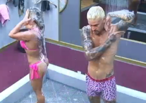 Fiel, Mateus toma banho com Denise Rocha sem dar olhadinha