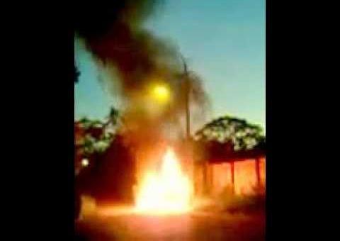 Moradores filmaram carro incendiando na Zona Leste. Duas pessoas estariam dentro