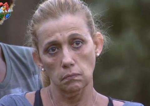 Denise não ajuda e Rita Cadillac detona peoa