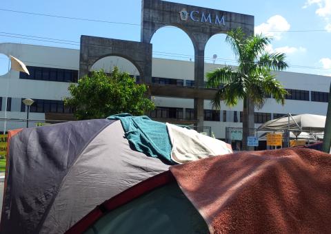 Manifestantes montam barracas em frente à Câmara Municipal