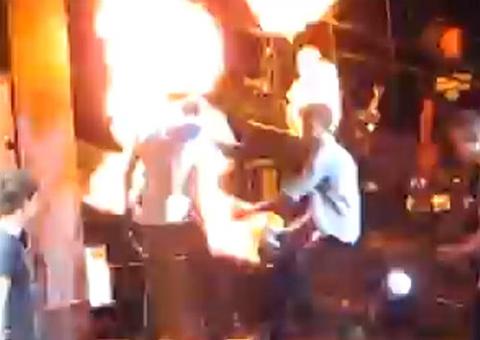 Vídeo: Harry Styles quase pega fogo no palco e integrante do One Direction salva cantor