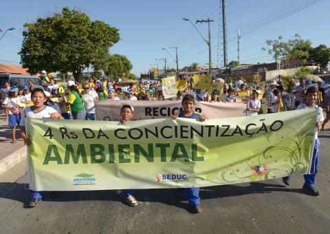 Alunos participam de passeata em defesa do meio ambiente