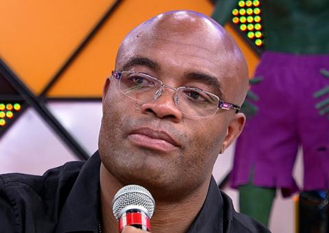 Após derrota, Anderson Silva chora em entrevista