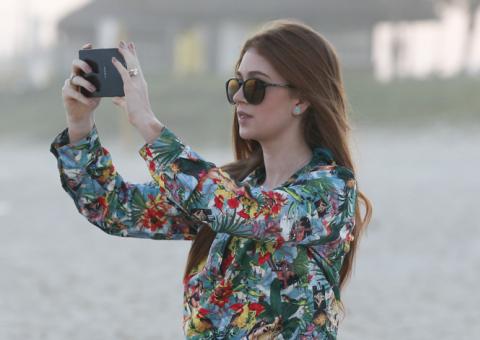  Marina Ruy Barbosa vai à praia sozinha e posa para fotos