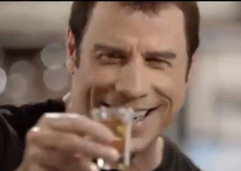  John Travolta aparece sambando e fazendo gol em comercial brasileiro de cachaça