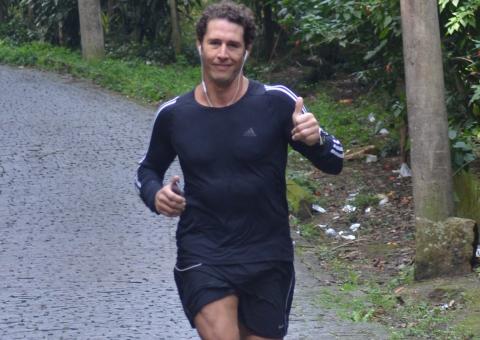 Flávio Canto corre muito, horas antes de casar com Fiorella Mattheis