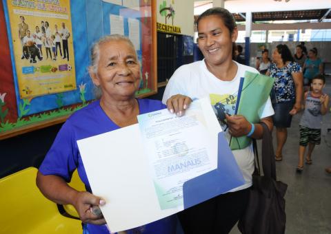 Prefeitura entrega 743 títulos de terra na zona Leste de Manaus