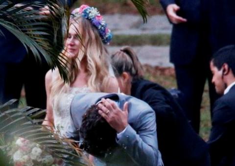  Fiorella Mattheis e Flávio Canto se casam sob a luz da lua cheia