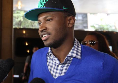 Sob lágrimas e homenagem de fãs, Thiaguinho deixa o hospital