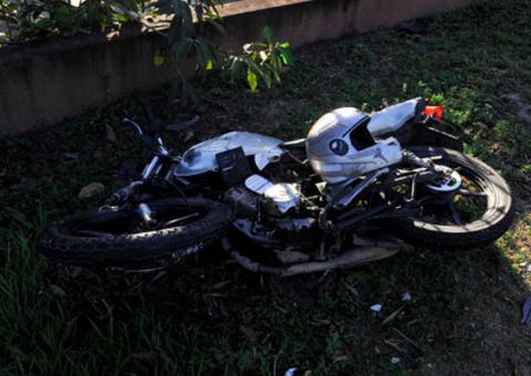 Carro em alta velocidade e na contramão bate em moto