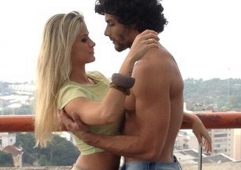  Noiva de Gusttavo Lima posa em clima quente com Jesus Luz 