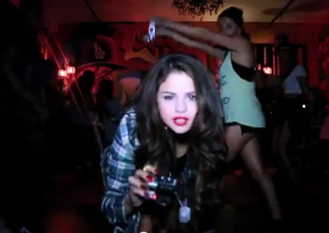 Selena Gomez divulga novo clipe. Confira "Birthday"