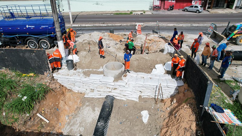Obras para fechar cratera na Av. Constantino Nery chegam a 60%