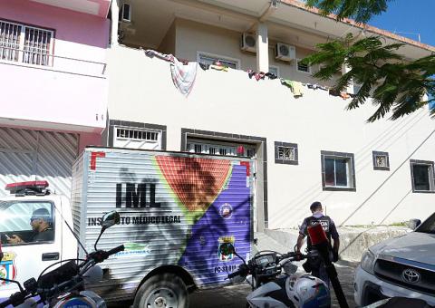 Homem dorme e morre asfixiado dentro de carro 