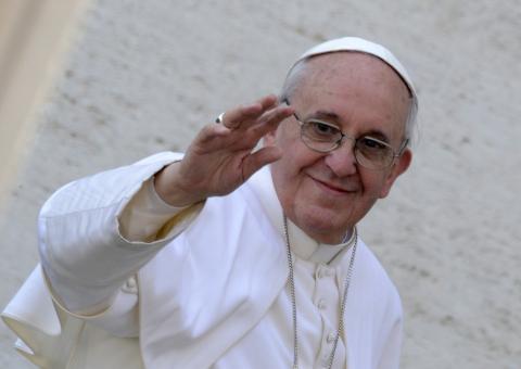 Papa diz em português que veio para encontrar os jovens