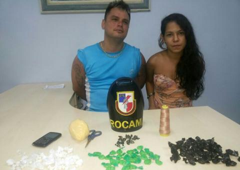 Casal do pó é preso com 127 trouxinhas de coca