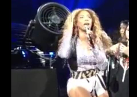 Cabelo de Beyoncé prende em ventilador durante show