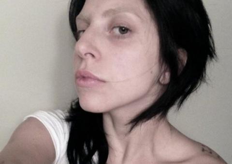 Lady Gaga aparece quase irreconhecível com novo visual