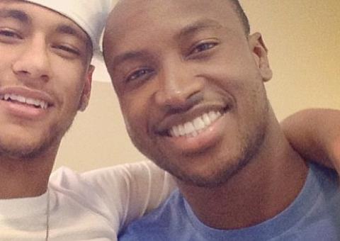  Após alta, Thiaguinho mostra foto de nebulizador 