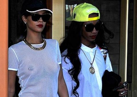  Rihanna sai pela Suécia com os seios à mostra