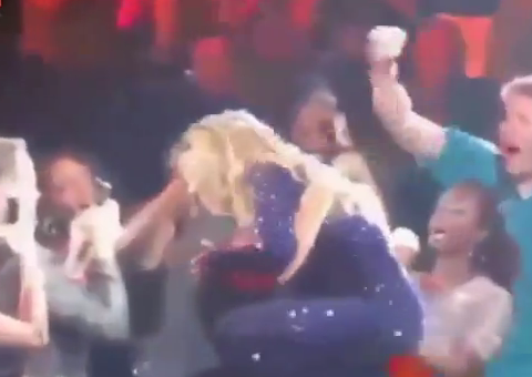 Fã desmaia ao ser abraçado por Beyoncé em show. Veja