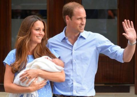 Radiantes, Kate e William apresentam o filho ao deixarem hospital