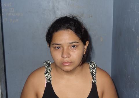 Mulher é presa com drogas no Santo Antônio