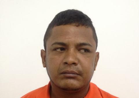 Homem é preso com motocicleta roubada e arma no Armando Mendes