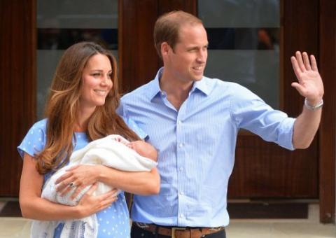   Catherine e William apresentam bebê real