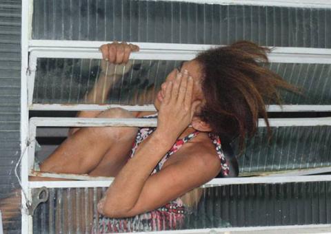 Mulher tenta fugir e fica entalada em janela de delegacia 