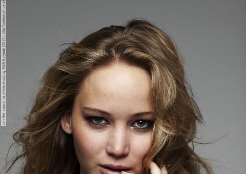  Jennifer Lawrence se "livra" do Oscar que ganhou por conta de 'energia estranha'