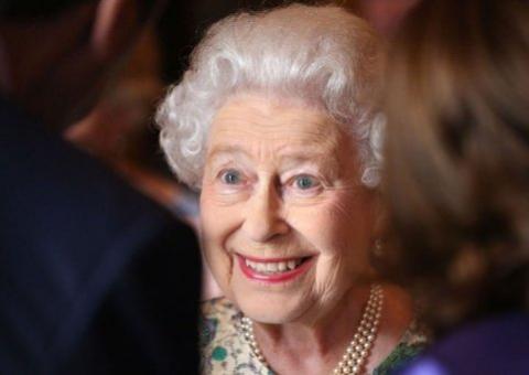  Elizabeth II visita pela primeira vez o bisneto, filho de Kate e William