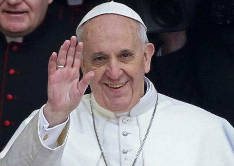 Papa ora diante de imagem de Nossa Senhora de Aparecida