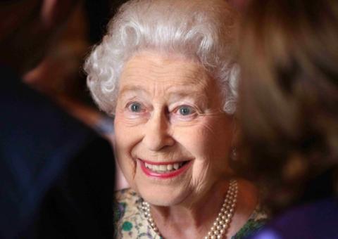 Rainha Elizabeth II visita bebê real