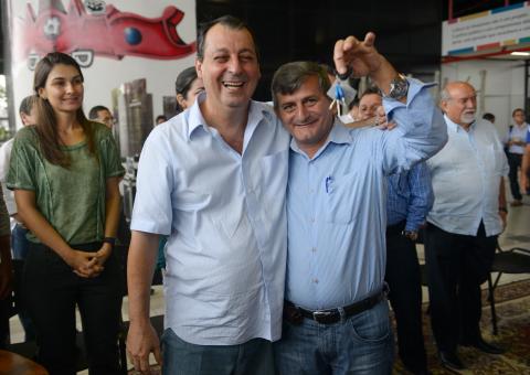 Omar entrega caminhões coletores de lixo para oito municípios