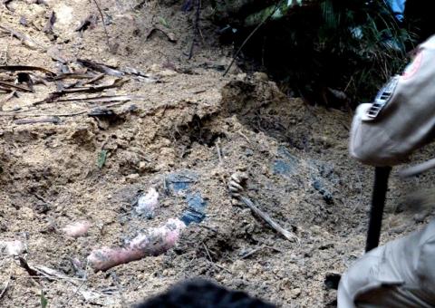 Polícia localiza corpo de homem  amarrado e enterrado  em matagal