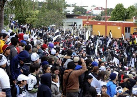Com rival comum, torcedores do Olimpia confraternizam com cruzeirenses