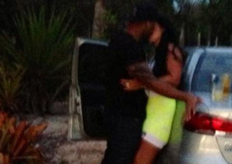  Enquanto Scheila Carvalho é fiel em 'A Fazenda', maridão é flagrado aos beijos com outra