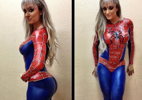  Só de pintura corporal, Juju Salimeni vira 'mulher aranha' e mostra corpaço