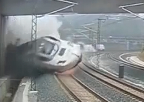 Câmeras mostra exato momento do acidente de trem na Espanha