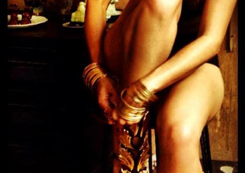  Nanda Costa faz mistério sobre ensaio nu