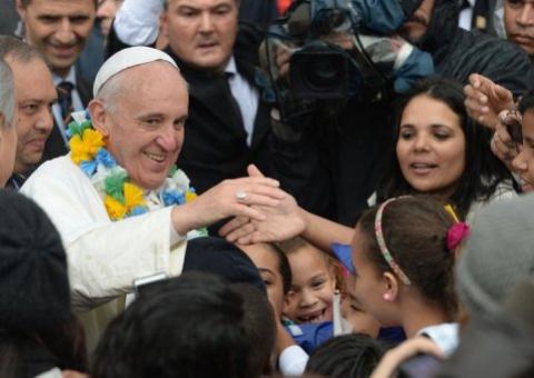 Papa defende justiça social para fortalecer pacificação de favelas
