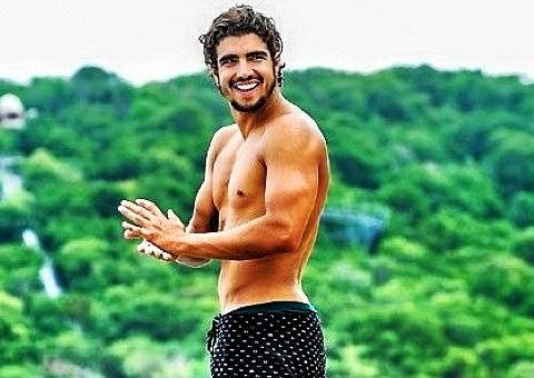  Caio Castro é flagrado dançando 'Show das Poderosas'